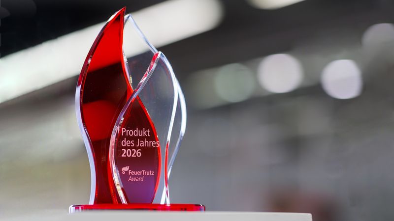Elegante Trophäe mit der Aufschrift 'Produkt des Jahres 2026' und 'FeuerTrutz Award'